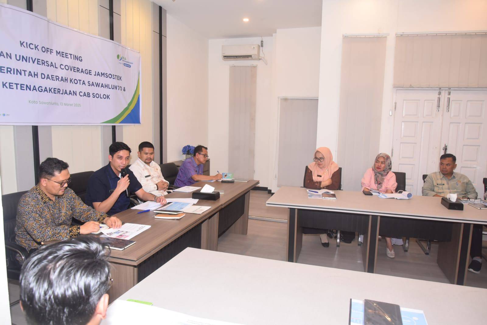 Wali Kota Sawahlunto Riyanda Putra didampingi Wakil Wali Kota Jeffry Hibatullah bahas Universal Coverage Perlindungan Pekerja bersama BPJS Ketenagakerjaan