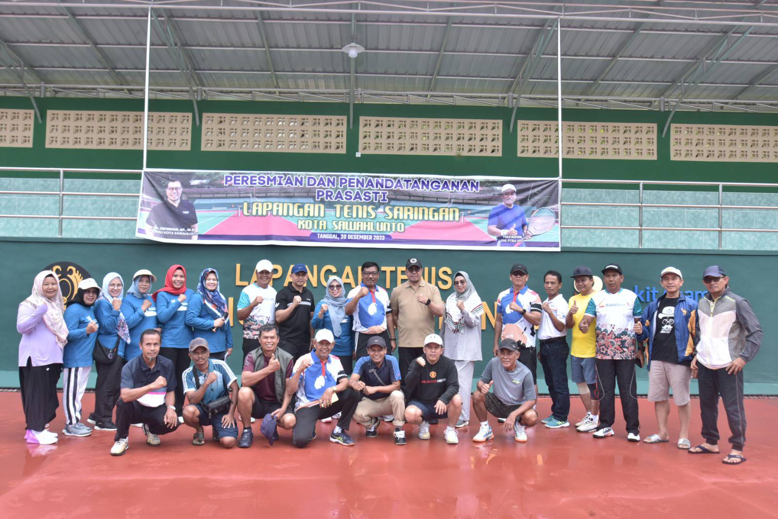Penjabat (Pj) Wali Kota Sawahlunto Dr. Zefnihan, AP, M.Si meresmikan  lapangan tenis Saringan yang telah selesai direnovasi