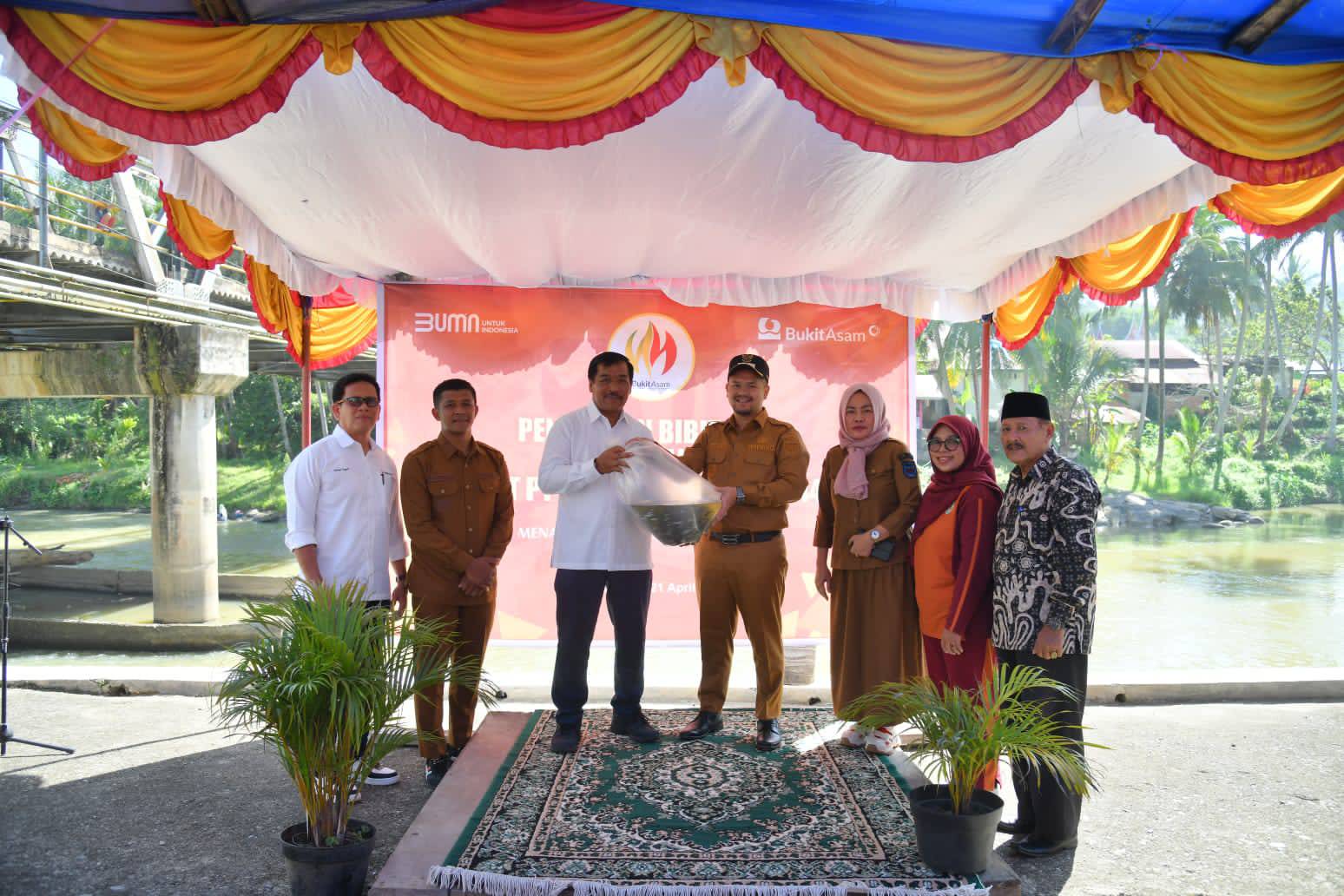 Wawako Sawahlunto Dampingi Penyerahan Bantuan Bibit Ikan dari PTBA di Desa Salak