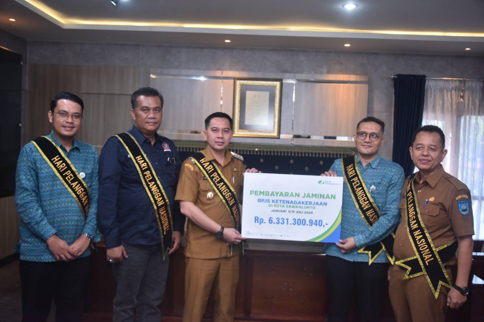 Penjabat (Pj) Wali Kota Sawahlunto Fauzan Hasan, S.STP, M.Si  terima simbolis pembayaran klaim jaminan BPJS Ketenagakerjaan Kota Sawahlunto