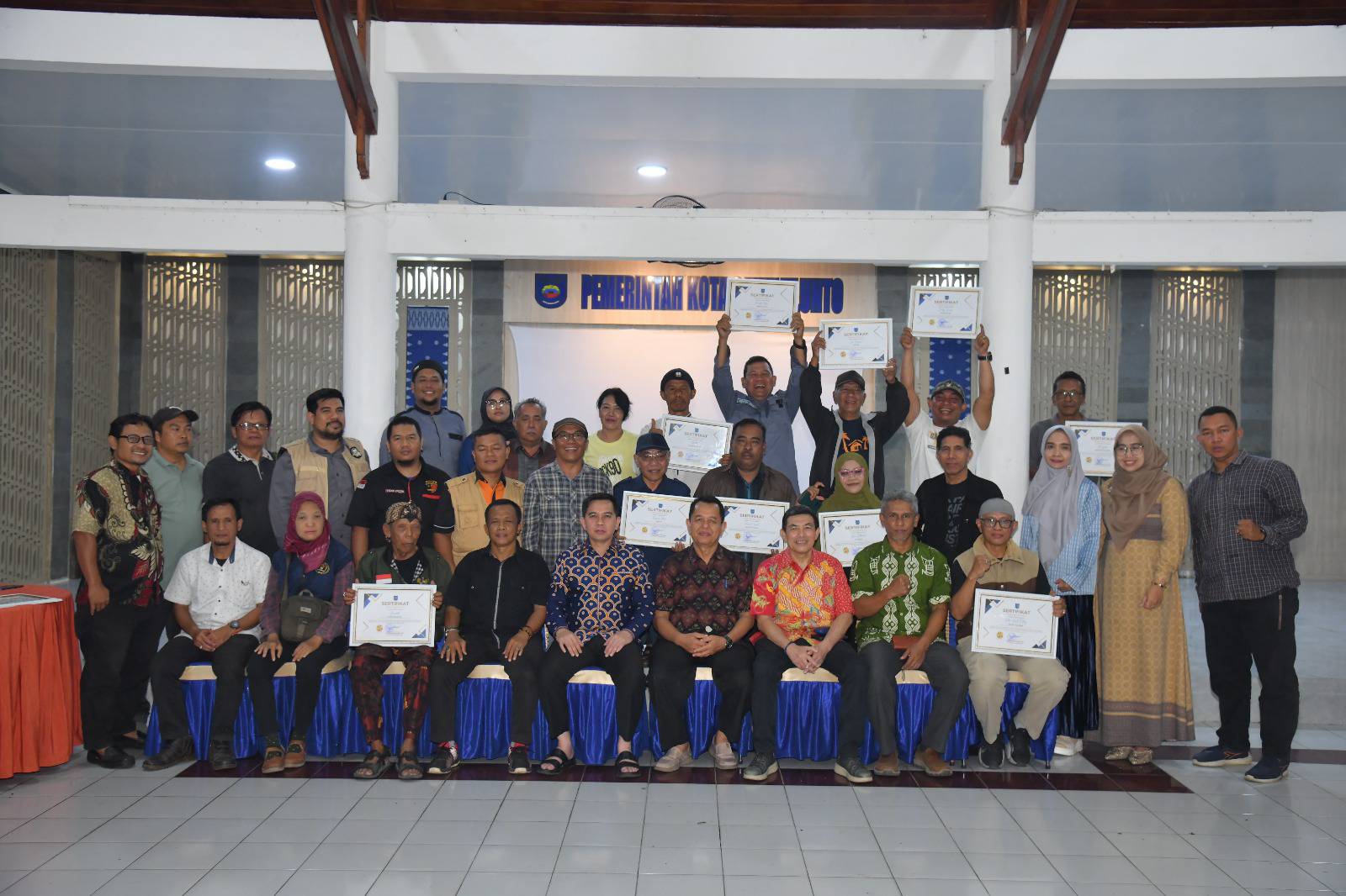 Penjabat (Pj) Wali Kota Sawahlunto Fauzan Hasan, S.STP, M.Si, beri penghargaan kepada para wartawan mitra Pemko Sawahlunto