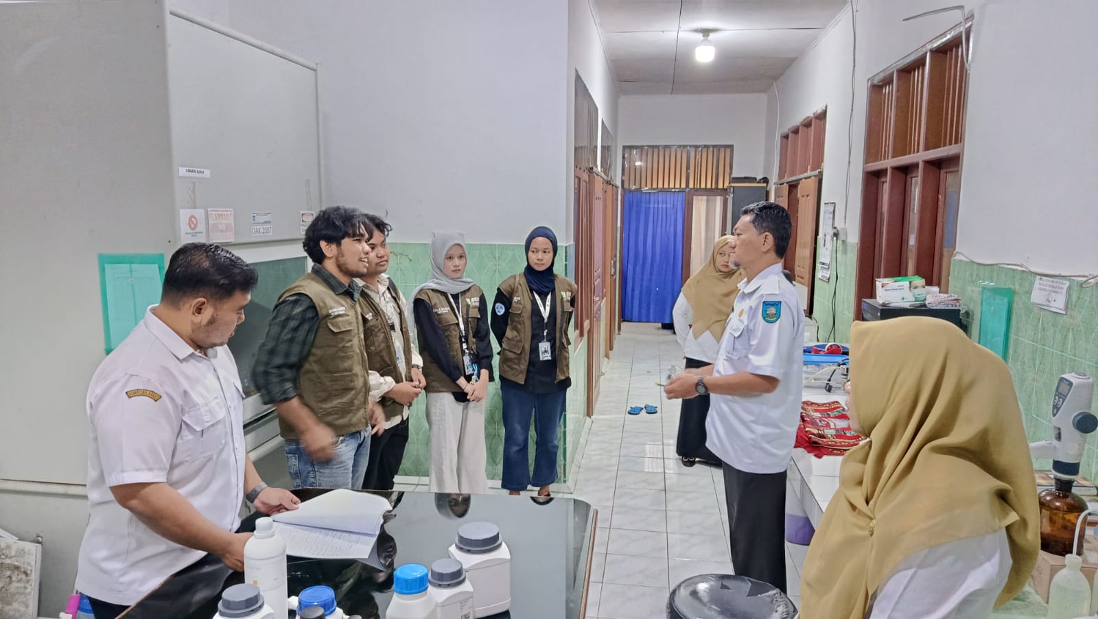 Dukung Inovasi Mahasiswa, UPTD Laboratorium Lingkungan DPKP2LH Berikan Konsultasi Teknis Filterisasi Air bagi Mahasiswa KKN Unand