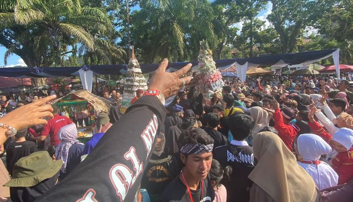 Grebek Suro Sambut tahun Baru Islam 1446 H Ribuan Warga Sawahlunto Berebut Gunungan Buah
