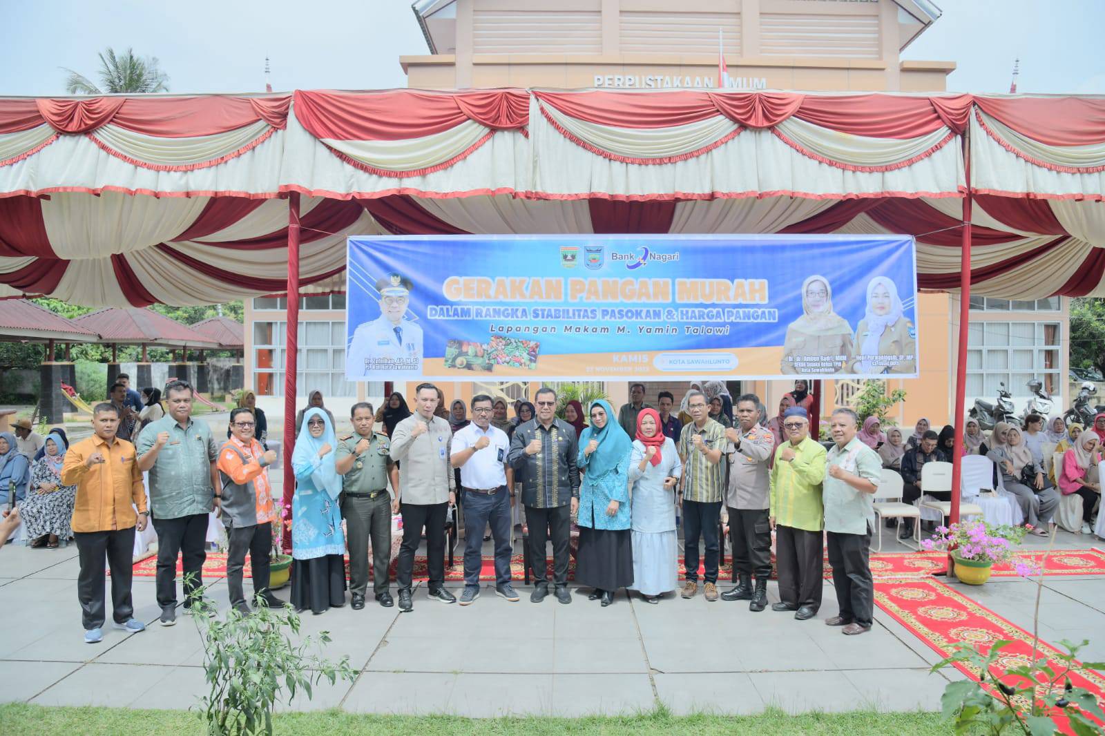 Penjabat (Pj) Wali Kota Sawahlunto Dr. Zefnihan, AP, MSi membuka kegiatan Gerakan Pangan Murah di pelataran Makam Muhammad Yamin Desa Talawi Mudiak