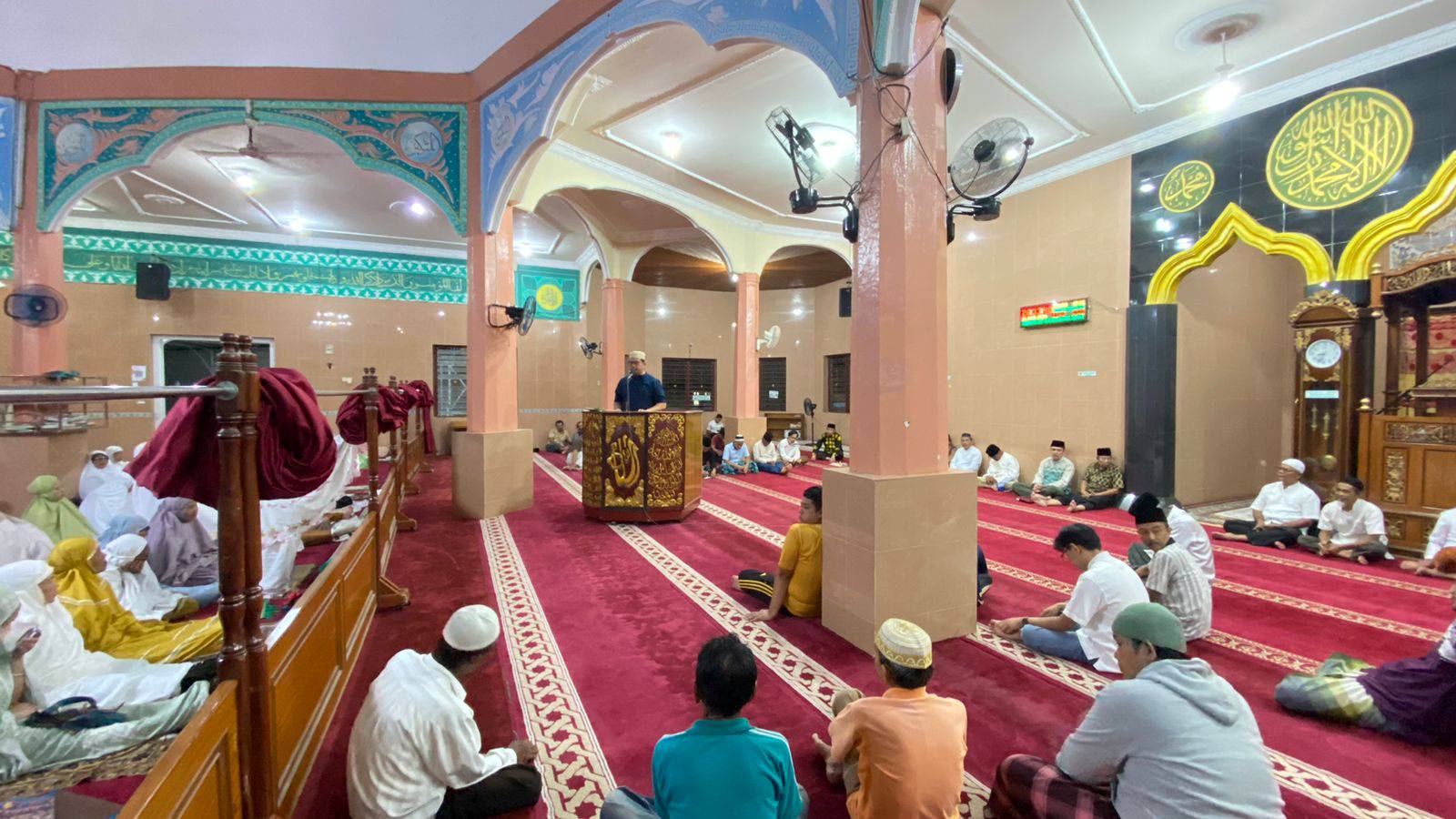 Penjabat (Pj) Wali Kota Sawahlunto Dr. Zefnihan, AP, M.Si, beri sambutan pada shalat tarawih perdana Ramadhan 1445 H di Masjid Agung Nurul Islam Sawahlunto