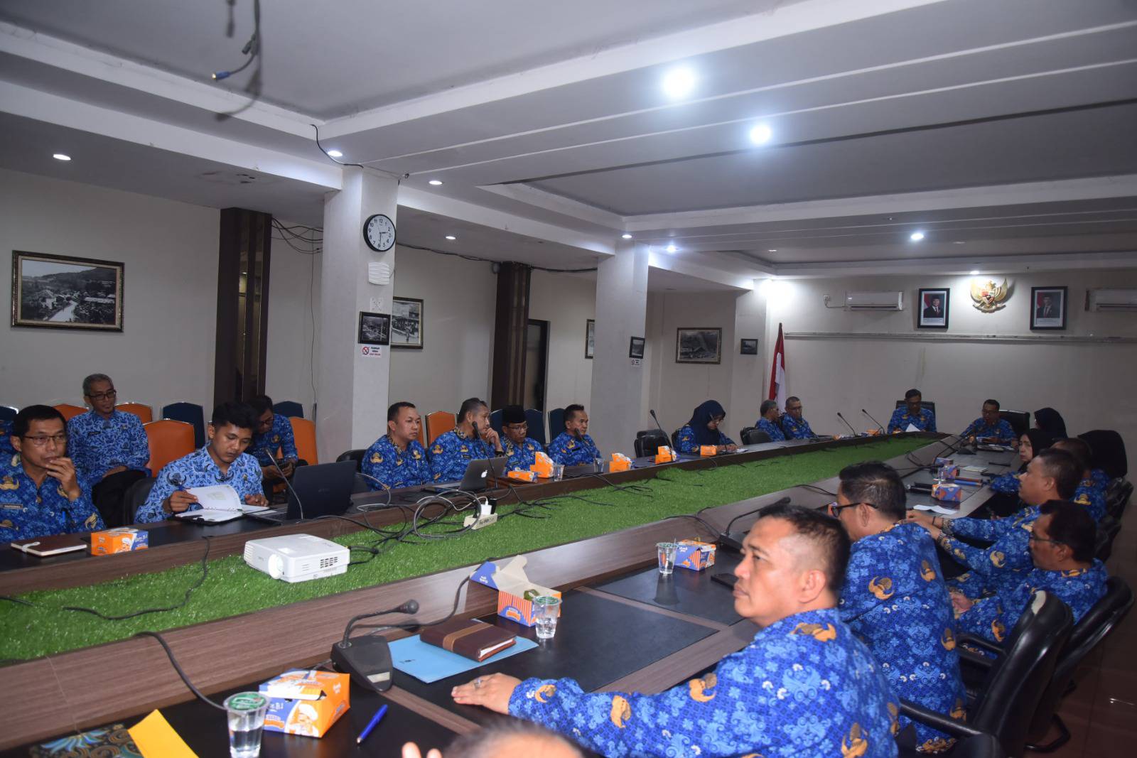 Penjabat (Pj) Sekretaris Daerah Kota Sawahlunto Ezeddin Zain, SH, ME, pimpin rapat membahas tindak lanjut hasil evaluasi kinerja Penjabat Wali Kota Sawahlunto