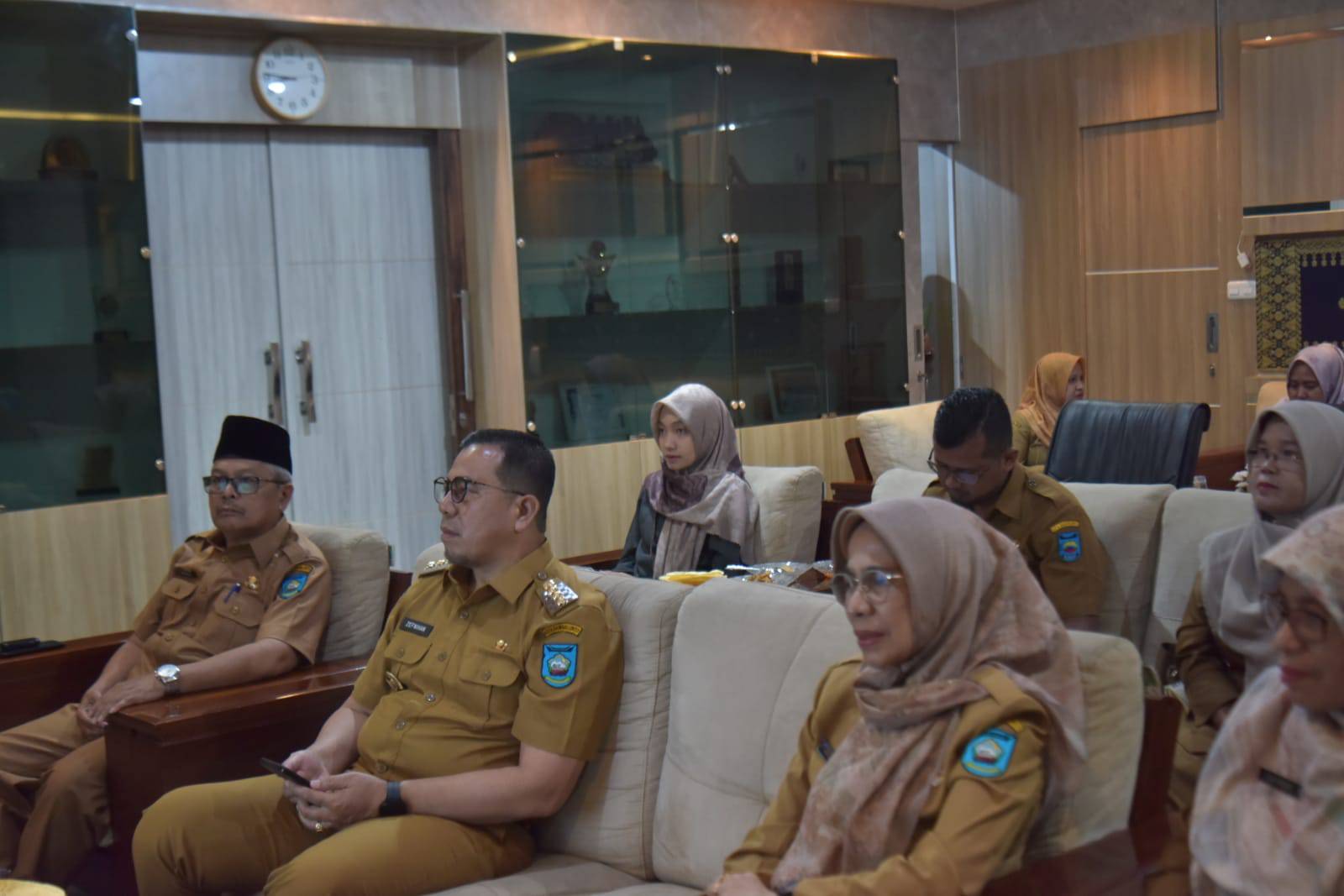 Penjabat (Pj) Wali Kota Sawahlunto Dr. Zefnihan, AP, M.Si, ikuti rapat mingguan  penanganan inflasi daerah yang digelar Kemendagri secara virtual