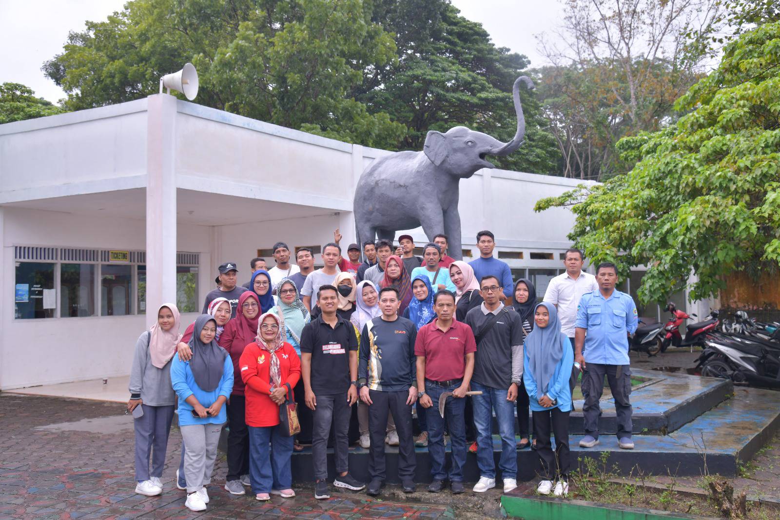 Pj  Wali Kota Sawahlunto Fauzan Hasan, S.STP, M.Si, bersama jajaran Dinas Pariwisata Pemuda dan Olahraga (Disparpora) gotong royong  taman satwa Kandi