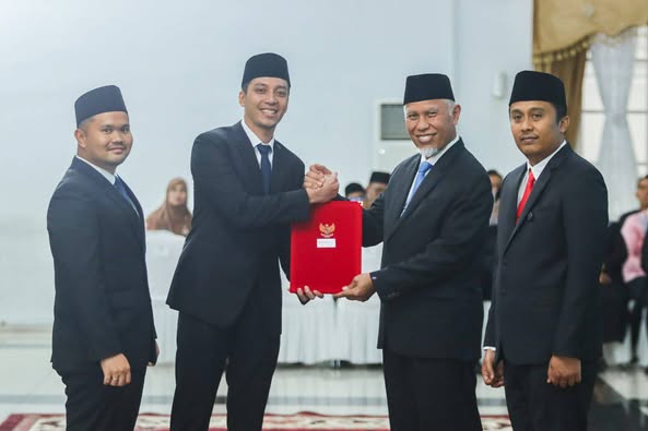 Wali Kota Sawahlunto Riyanda Putra didampingi Wakil Wali Kota Jeffry Hibatullah terima SK Pelantikan dari Kemendagri