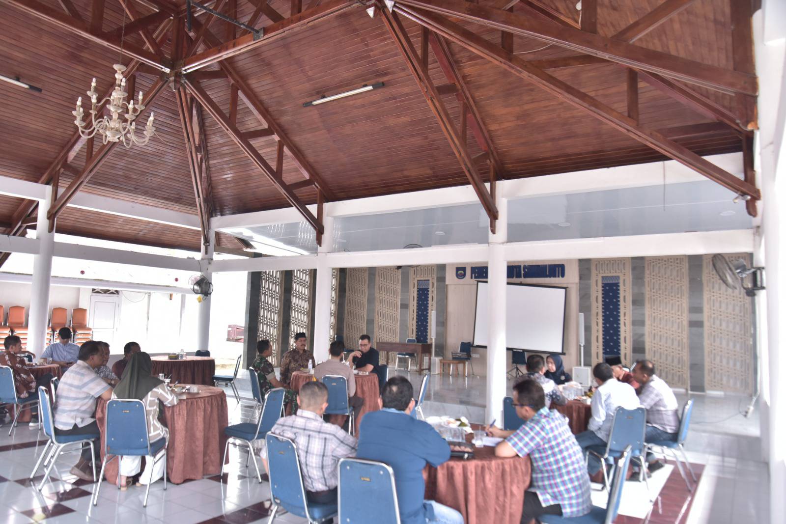 Penjabat (Pj) Wali Kota Sawahlunto Dr. Zefnihan, AP,M.Si, memimpin rapat koordinasi dengan Forkopimda dan sejumlah pimpinan perangkat daerah terkait.