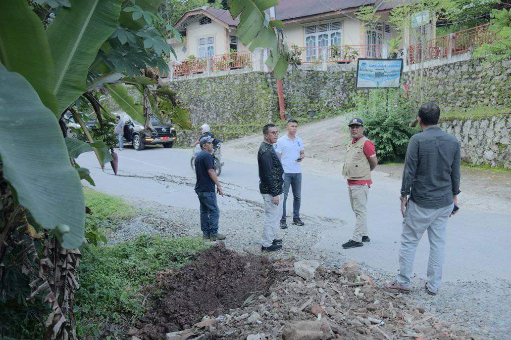 Kadis PUPR Prov. Sumatra Barat Eka Sukma Munaf bersama Pj Walikota Zefnihan tinjau langsung jalan rusak dan amblas di Kota Sawahlunto