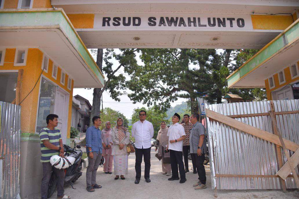 Penjabat (pj) Wali Kota Sawahlunto Dr. Zefnihan, AP, MSi, meninjau proyek pembangunan dedung baru Instansi Gawat Darurat (IGD) dan Radiologi