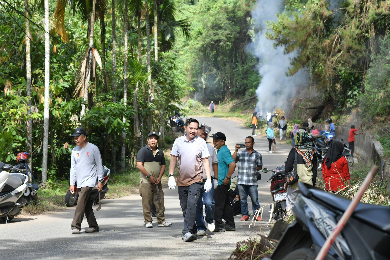 Gotong royong gabungan perangkat daerah Pemko Sawahlunto di kawasan menuju destinasi wisata Puncak Cemara