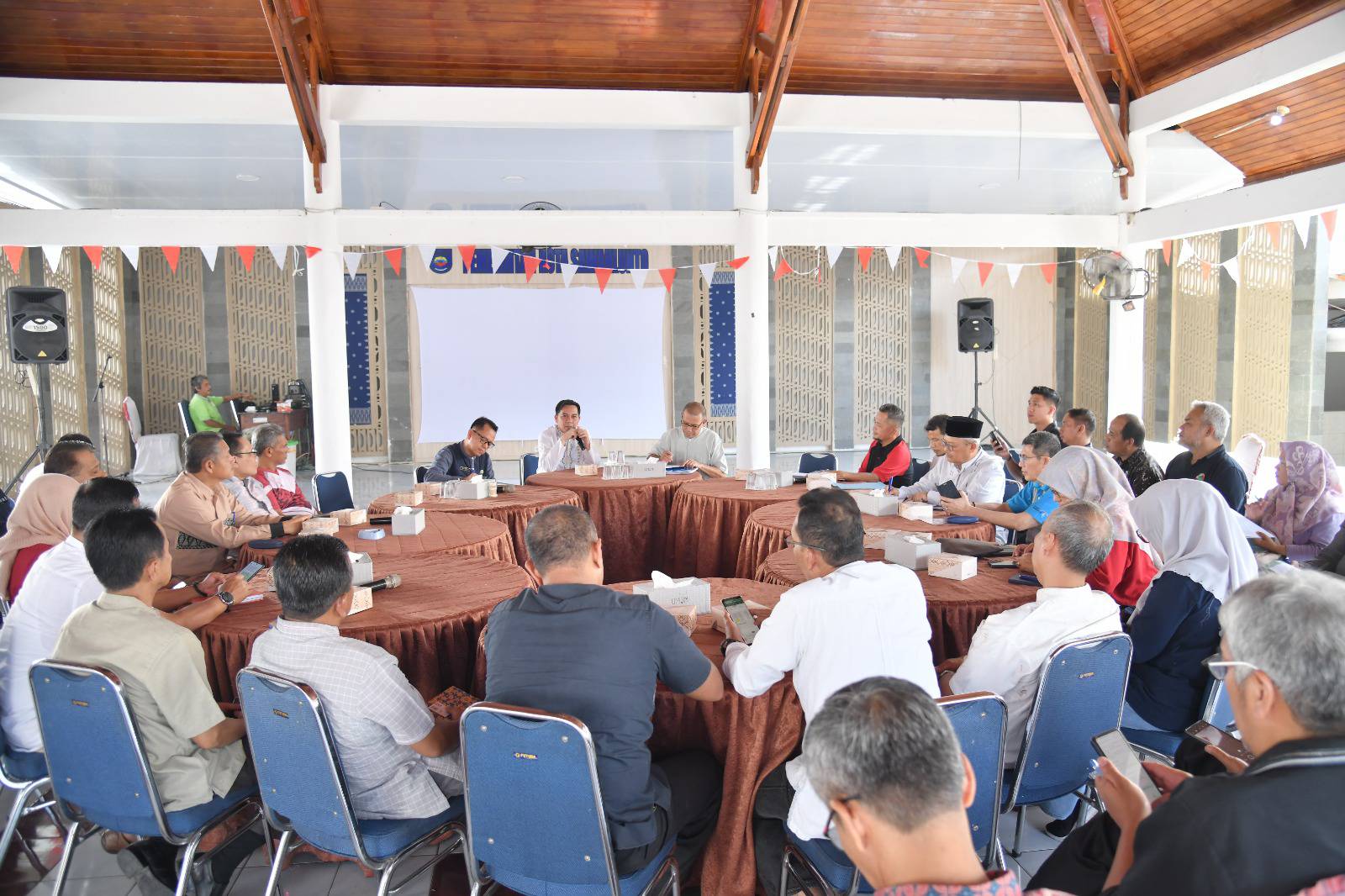 Rapat koordinasi bersama jajaran pimpinan perangkat daerah tentang  tindak lanjut program terkait Aparatur Sipil Negara (ASN) kategori PPPK dan tenaga outsourcing