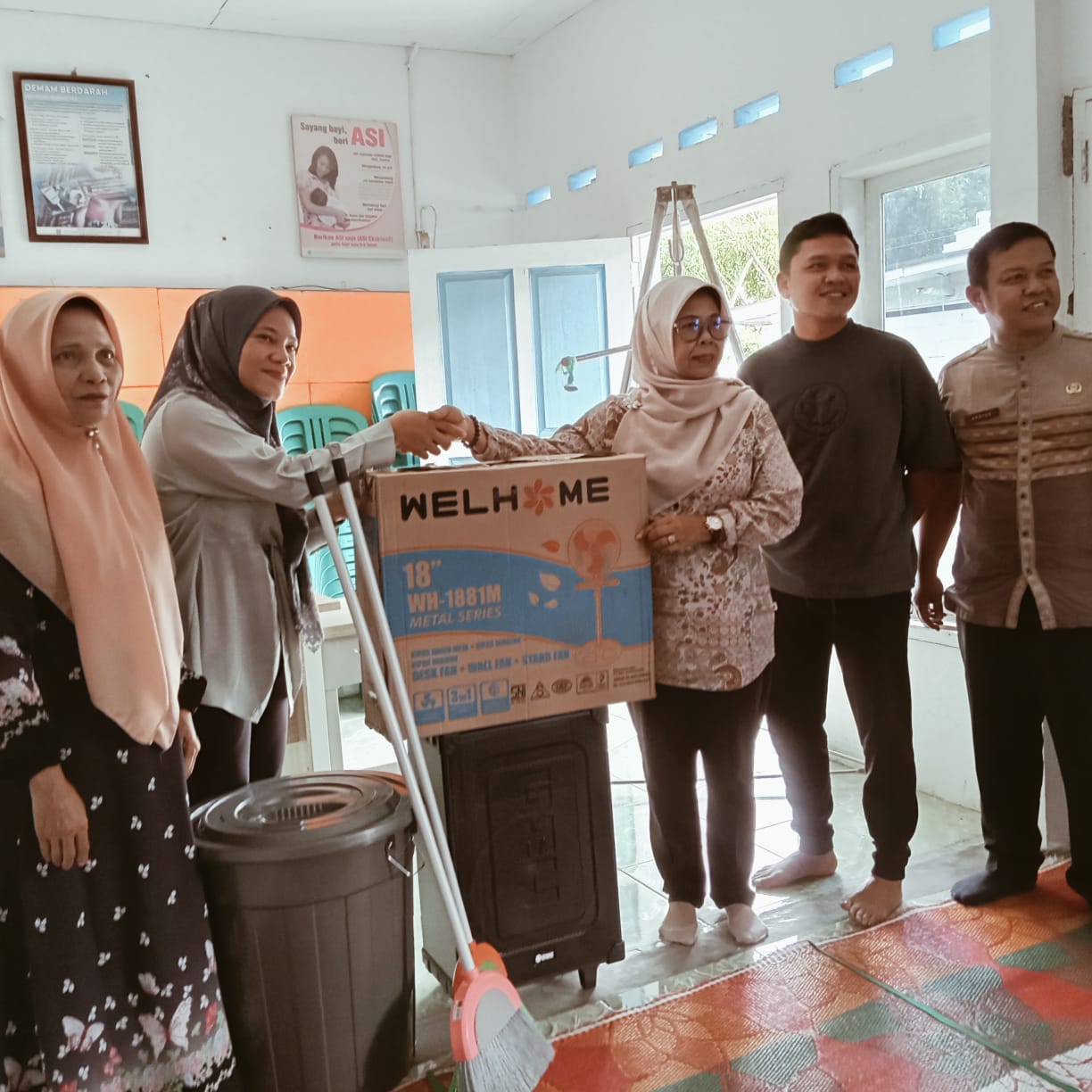Penyerahan secara simbolis Perlengkapan Pendukung Posyandu kepada Posyandu Melati dan Posyandu Wista Younger Kelurahan Tanah Lapang