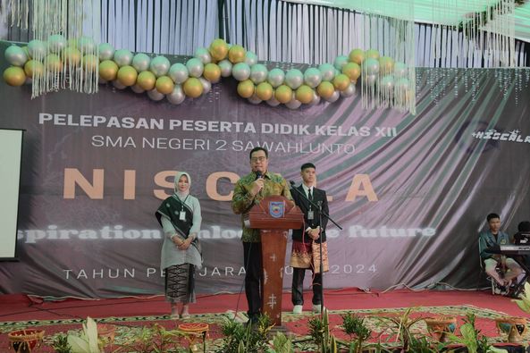 Penjabat (Pj) Wali Kota Sawahlunto Dr. Zefnihan, AP, M.Si, ikuti kegiatan pelepasan siswa kelas XII SMAN 2 Sawahlunto