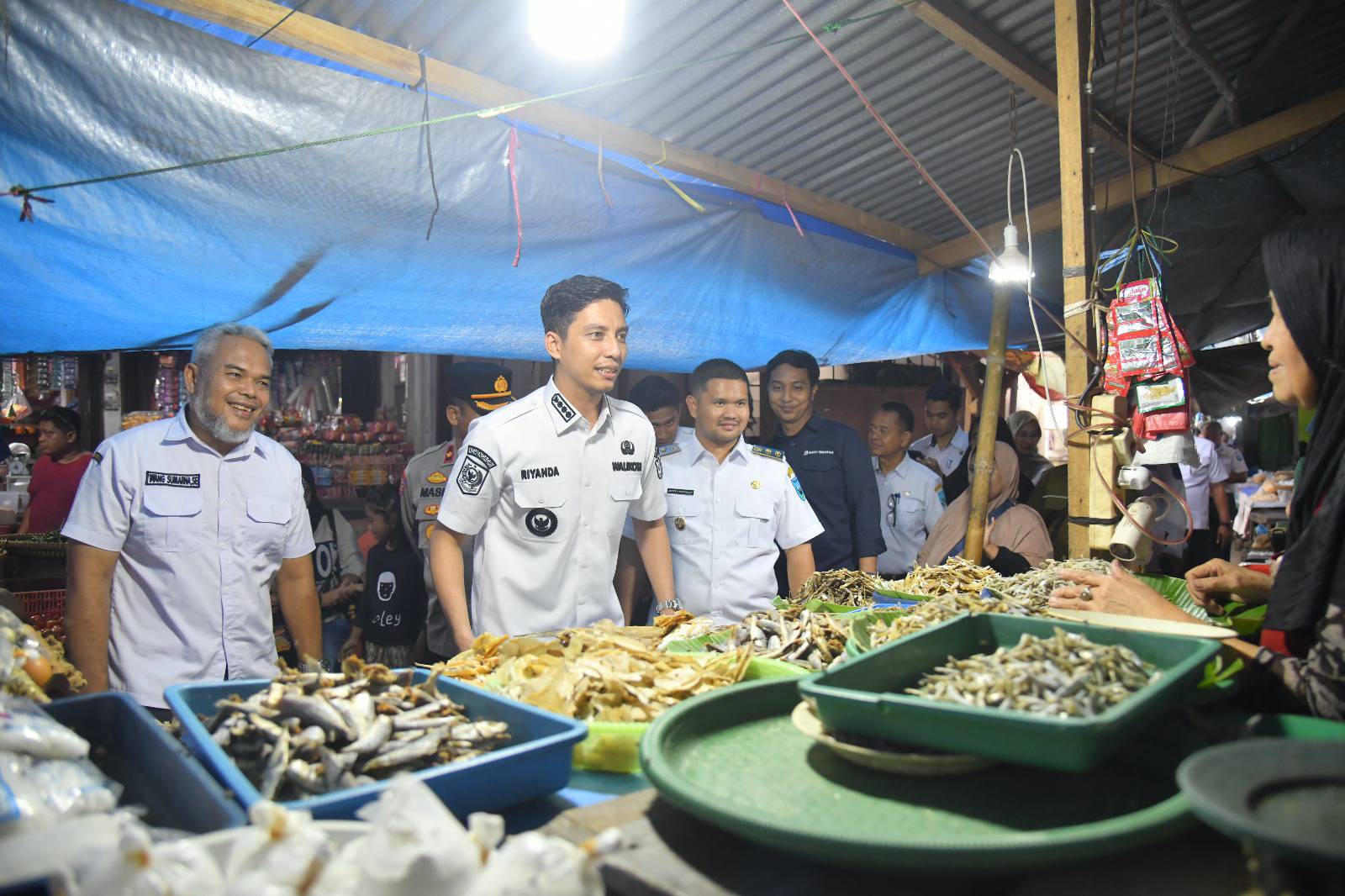 Wali Kota Sawahlunto Riyanda Putra didampingi Wakil Wali Kota Jeffry Hibatullah tinjau aktifitas jual beli di Pasar Sawahlunto
