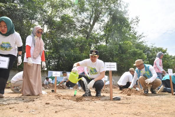 Penyerahan bantuan bibit pohon dari PT. PLN Indonesia Power Unit Bisnis Pembangkit Ombilin