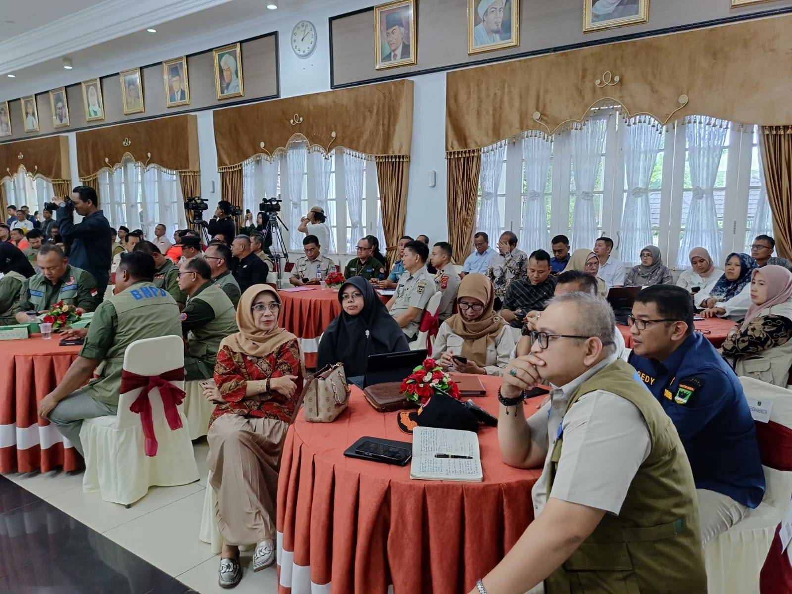 Sekretaris Daerah Kota Sawahlunto Dr.dr. Ambun Kadri, MKM dan  Kepala Pelaksana (Kalaksa) BPBD Kota Sawahlunto Dedi Ardona ikuti Rapat Koordinasi (Rakor) Penanganan Pasca Bencana Banjir dan Longsor Provinsi Sumatera Barat