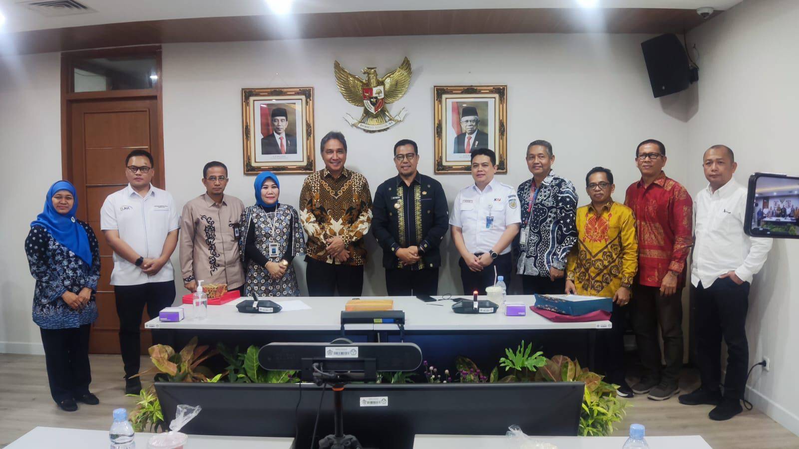 Penjabat (Pj) Wali Kota Sawahlunto Dr. Zefnihan, AP, M.Si diskusi dengan Dirjen Kebudayaan Kemendikbudristek Hilmar Farid di Jakarta