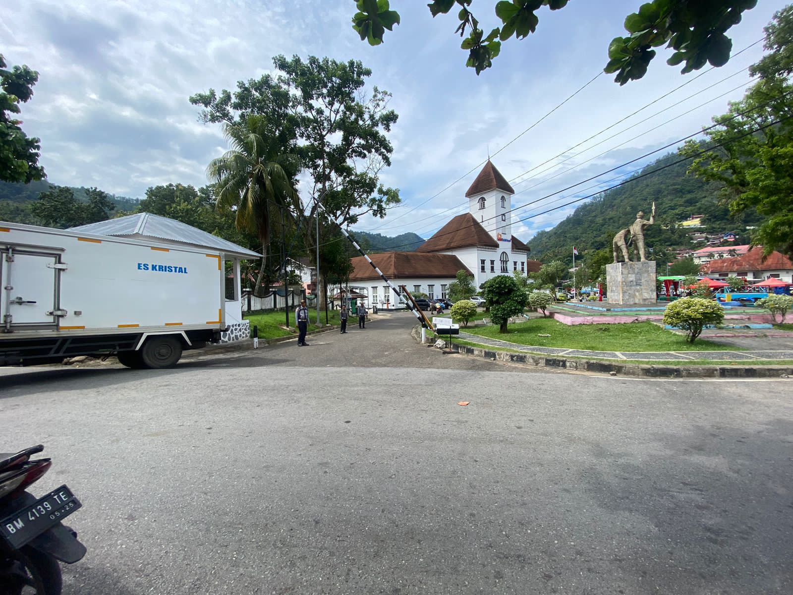 Pengamanan Serah Terima Kirab Pemilu Tahun 2024 dari KPU Kabupaten Tanah Datar kepada KPU Kota Sawahlunto