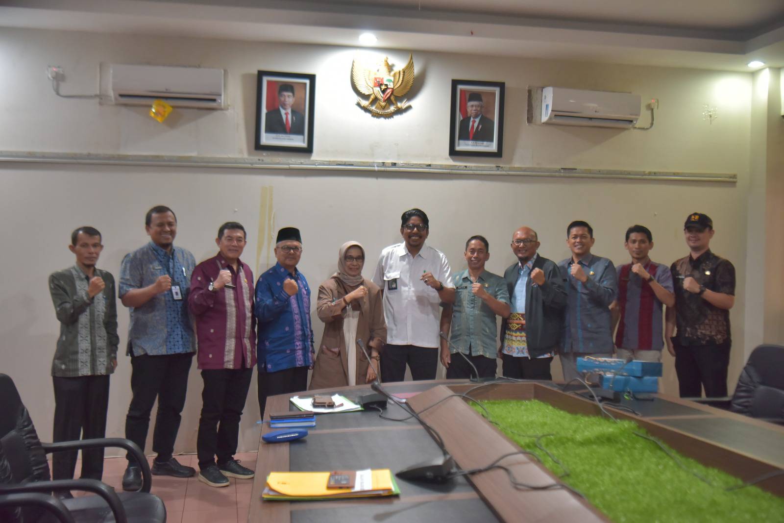 Sekretaris Daerah Kota Sawahlunto Dr.dr. Ambun Kadri, MKM bersama jajaran DPUPR diskusi dengan Kepala Balai Jasa Konstruksi Wilayah I Aceh Indra Suhada