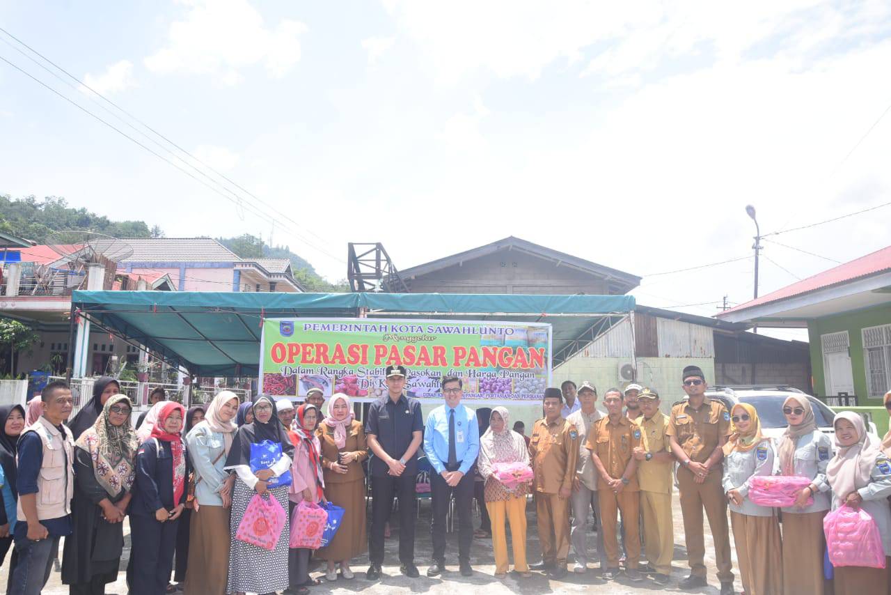 Wali Kota Sawahlunto Riyanda Putra monitor langsung pelaksanaan operasi pasar pangan di Kampung Surian Kecamatan Barangin