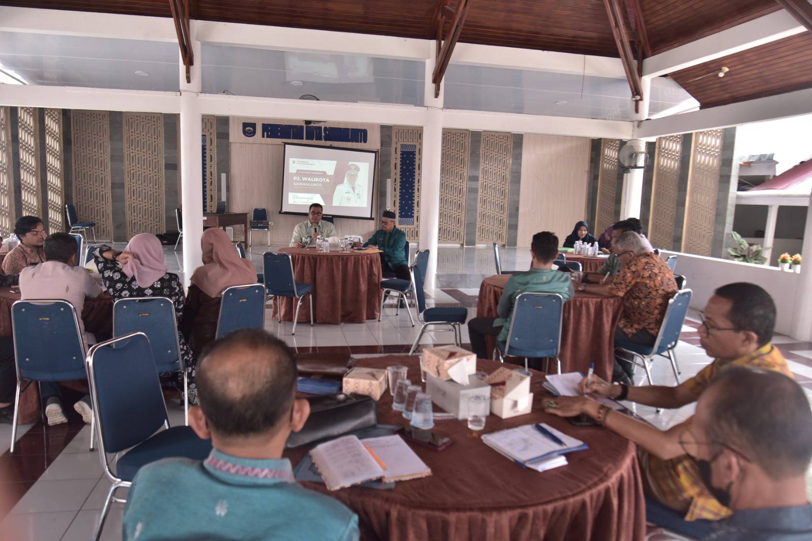 Penjabat (Pj) Wali Kota Sawahlunto Dr. Zefnihan, AP, M.Si, memimpin rapat dengan kepala perangkat daerah dan Camat