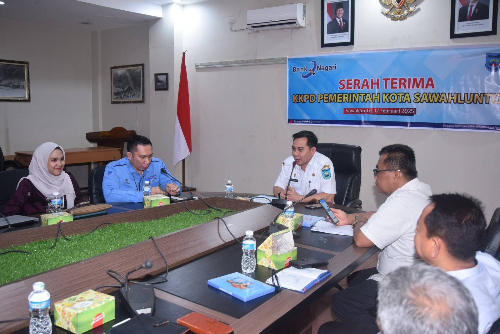 Penyerahan Kartu Kredit Pemerintah Daerah (KKPD) dari Bank Nagari dan Bank Mandiri