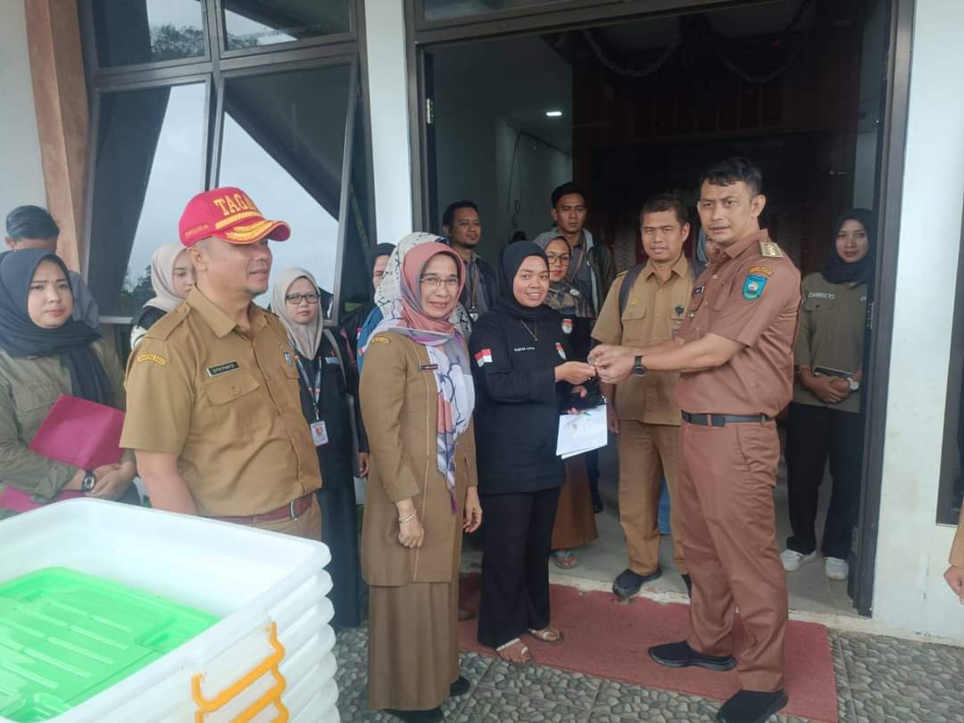 Sekda Kota Sawahlunto Dr. dr Ambun Kadri, MKM  pantai langsung penerimaan logistik pemilu di Kantor Camat Silungkang