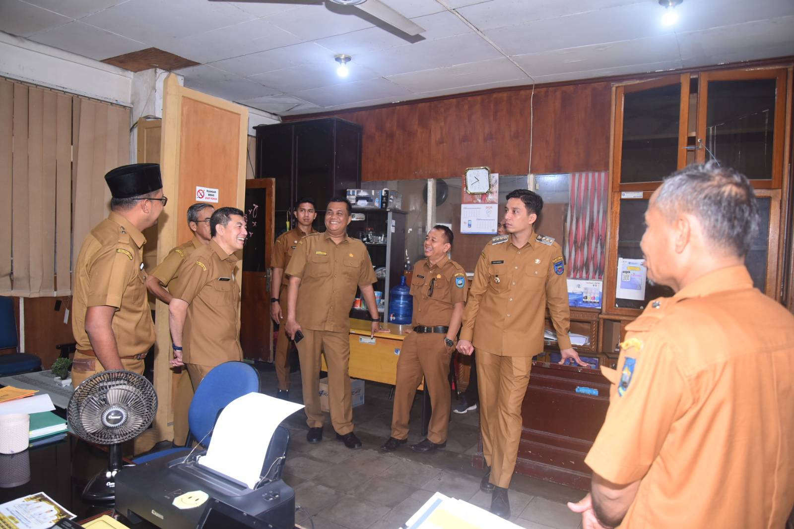 Wali Kota Sawahlunto Riyanda Putra tinjau kondisi ruangan dan berdialog dengan jajaran ASN di Setdako, BPKAD dan Barenlitbangda