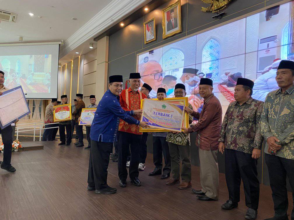 Pemprov Sumbar beri penghargaan Terbaik I Masjid Percontohan kategori Masjid Ramah Anak dan Perempuan kepada Masjid Jami' Sikalang Kota Sawahlunto