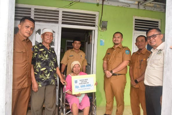 Wakil Wali Kota Sawahlunto Jeffry Hibatullah beri sejumlah bantuan sosial (bansos) uang tunai dan paket bahan pokok untuk lansia kurang mampu di Kecamatan Barangin
