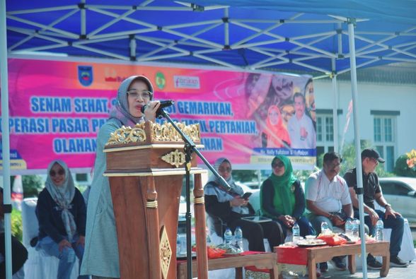 Sekretaris Daerah Kota Sawahlunto, Dr. dr. Ambun Kadri, MKM,buka kegiatan senam sehat, sosialisasi GEMARIKAN, operasi pasar pangan, bazar hasil pertanian olahan pangan dan perikanan