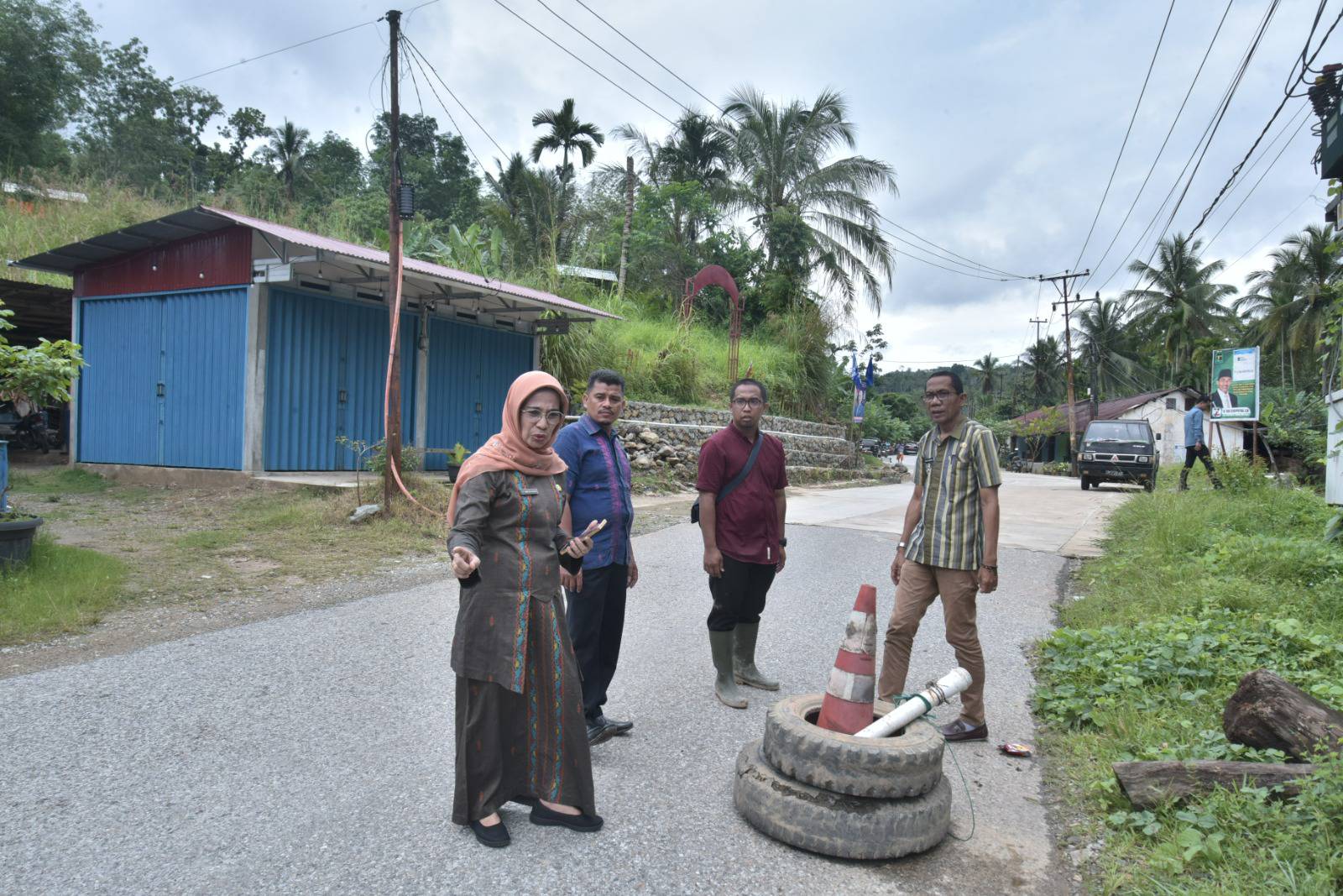 Sekretaris Daerah Kota Sawahlunto Dr. dr. Ambun Kadri, MKM, meninjau kondisi rumah warga dan ruas jalan di Dusun Tarandam Desa Sikalang Kecamatan Talawi yang terdampak bencana tanah longsor