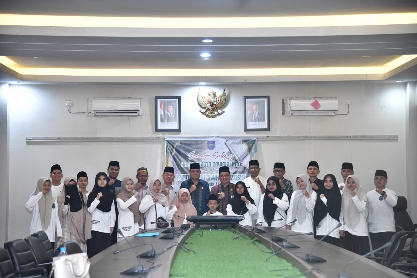 Sekda Sawahlunto Lepas Kafilah MTQ  Sawahlunto ke MTQ Nasional XII Sumbar Bukittinggi