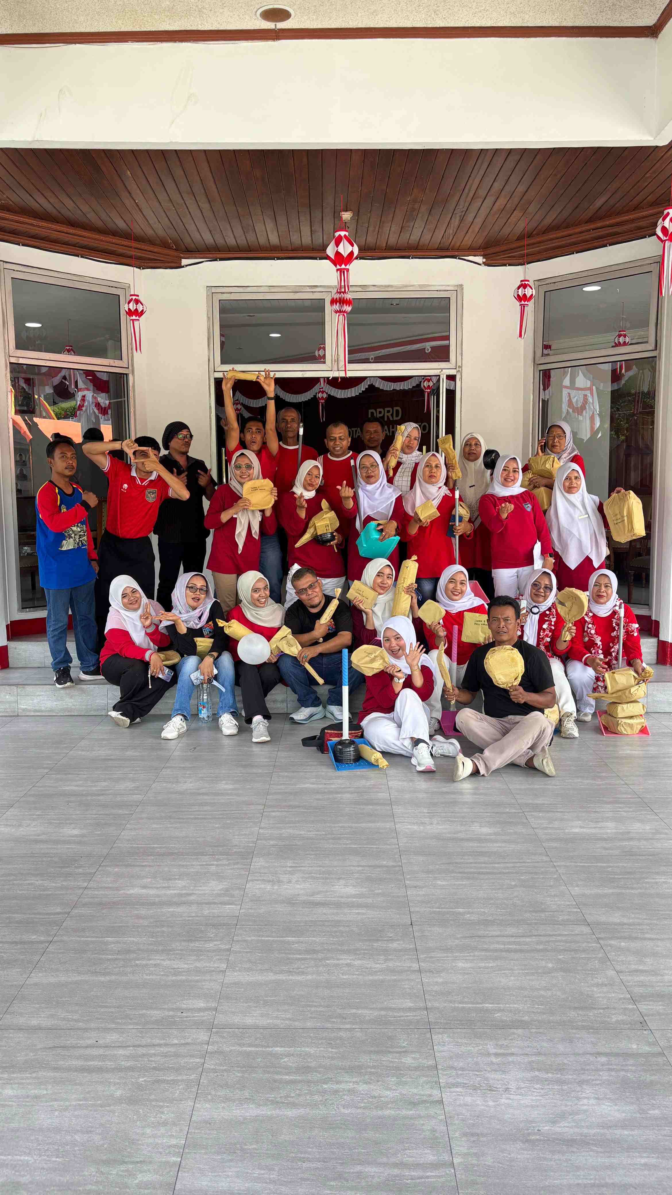 Sekretariat DPRD Kota Sawahlunto meriahkan HUT RI ke 80 dengan berbagai lomba.