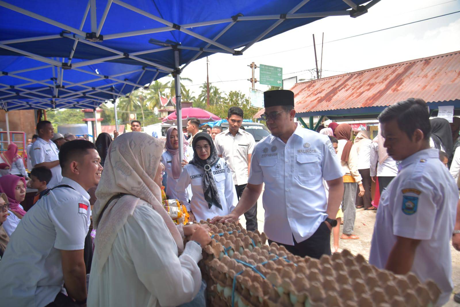 Penjabat (Pj) Wali Kota Sawahlunto Dr. Zefnihan, AP, M.Si tinjau  Operasi Pasar Pangan di Desa Santur Kecamatan Barangin