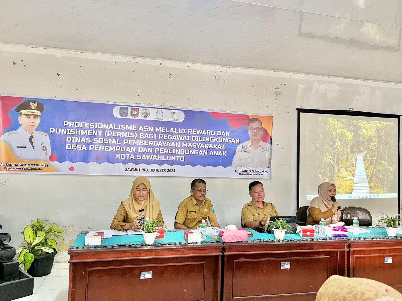 Rapat Staf di lingkungan Dinas Sosial PMDPPA Kota Sawahlunto bertempat di Ruang Rapat PKK Kota Sawahlunto yang diikuti oleh seluruh Pegawai Dinas Sosial PMDPPA.
