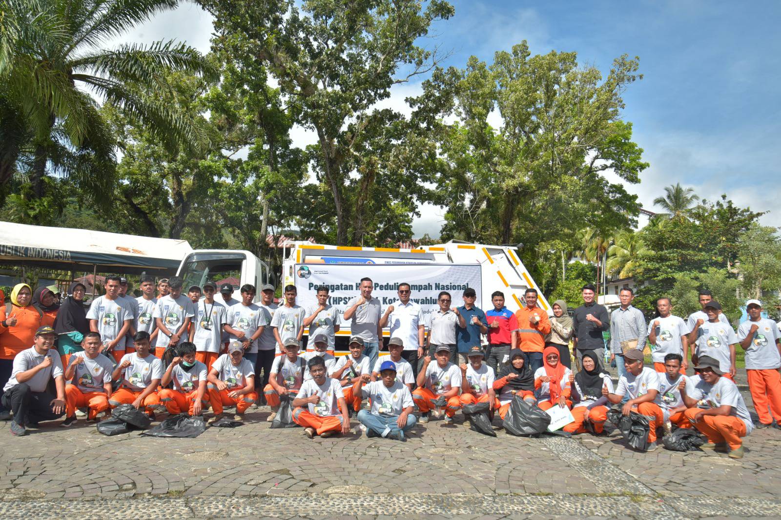 Penjabat (Pj) Wali Kota Sawahlunto Dr. Zefnihan, AP, M.Si, pimpin apel peringati Hari Peduli Sampah Nasional (HPSN) di Lapangan Segitiga