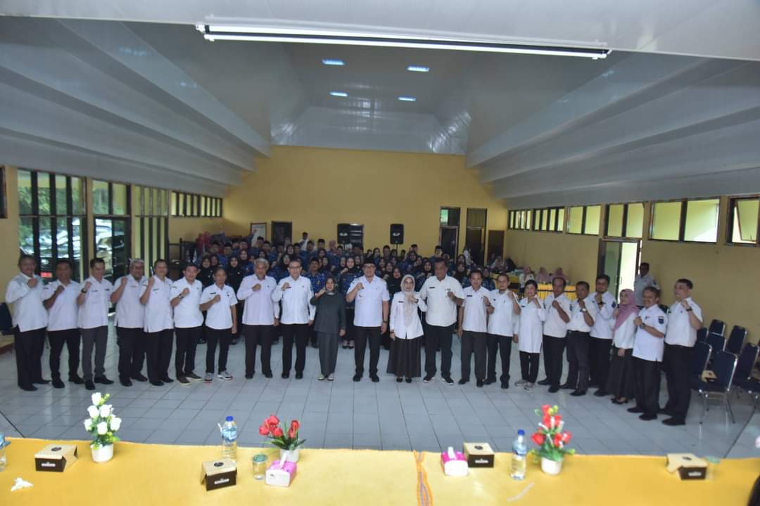 Penjabat Walikota Zefnihan melantik 50 orang Pegawai Pemerintah Dengan Perjanjian Kerja(PPPK) hasil optimalisasi formasi Tahun 2022  di Sanggar Kegiatan Belajar