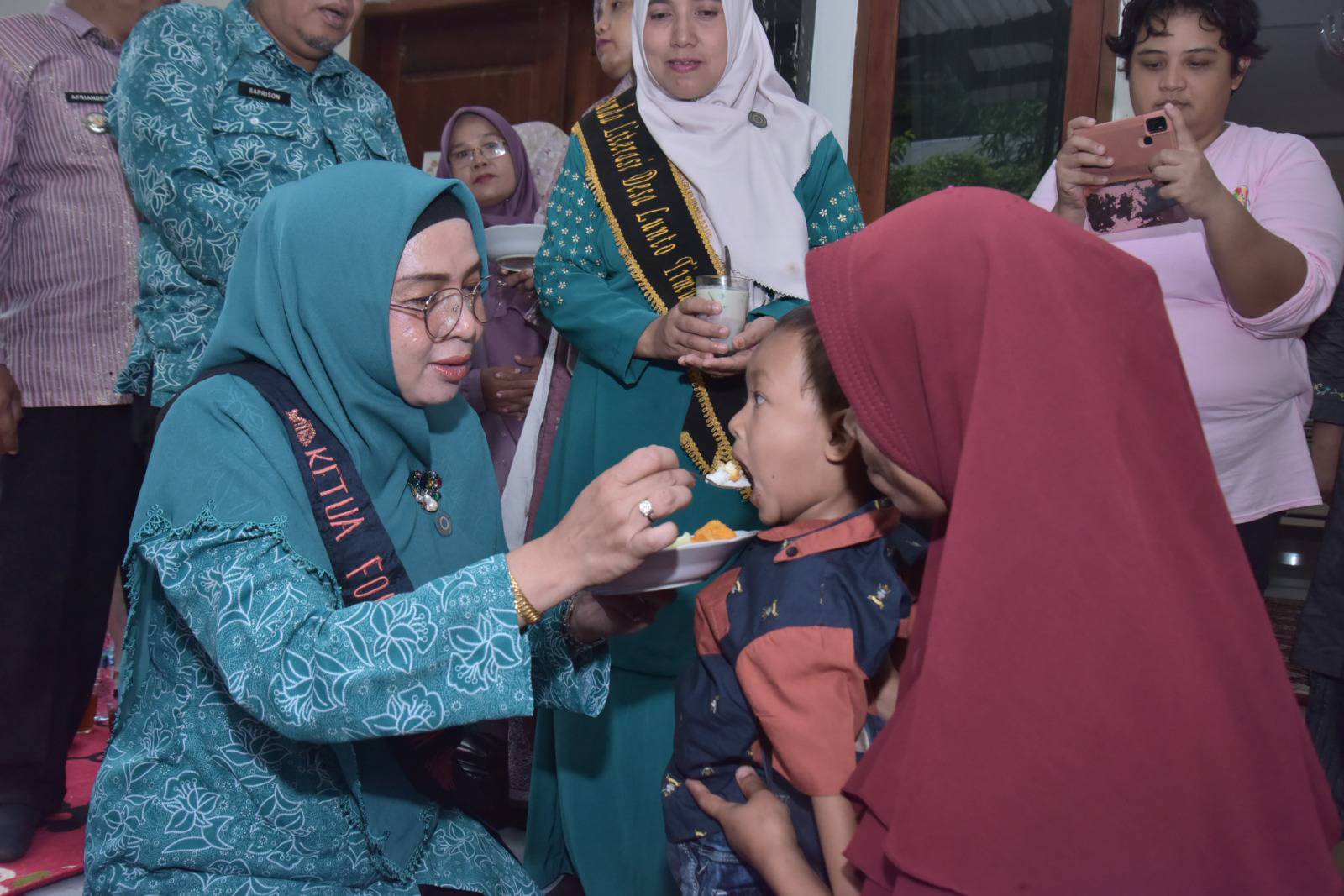 Ketua Forikan Kota Sawahlunto Ny. Erly Wirdayani Zefnihan sosialisasi manfaat makan ikan  di Desa Lunto Timur