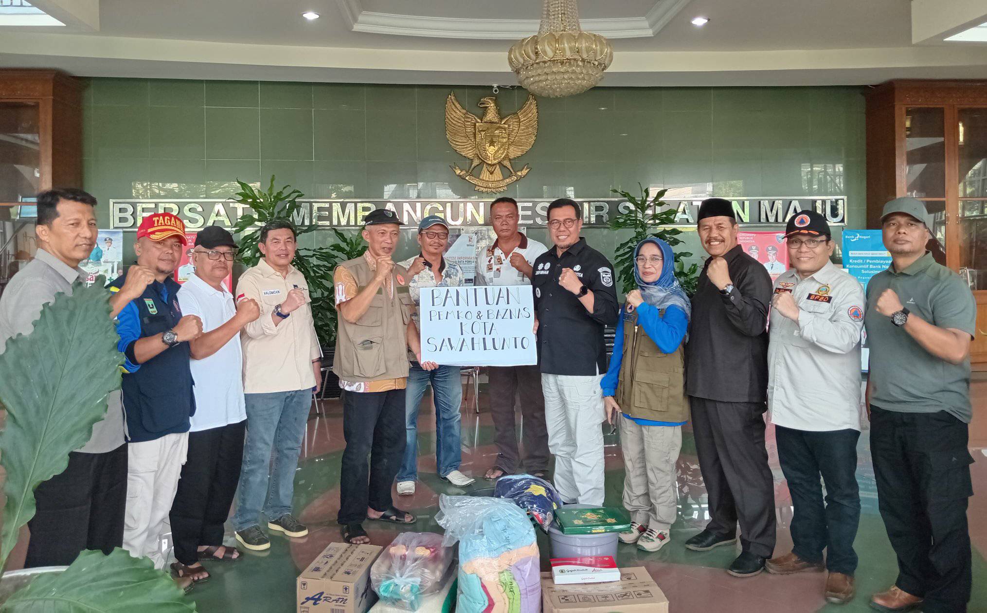 Pemko Sawahlunto bersama Badan Amil Zakat Nasional (BAZNas) beri bantuan kepada korban bencana banjir dan longsor di Kabupaten Pesisir Selatan.
