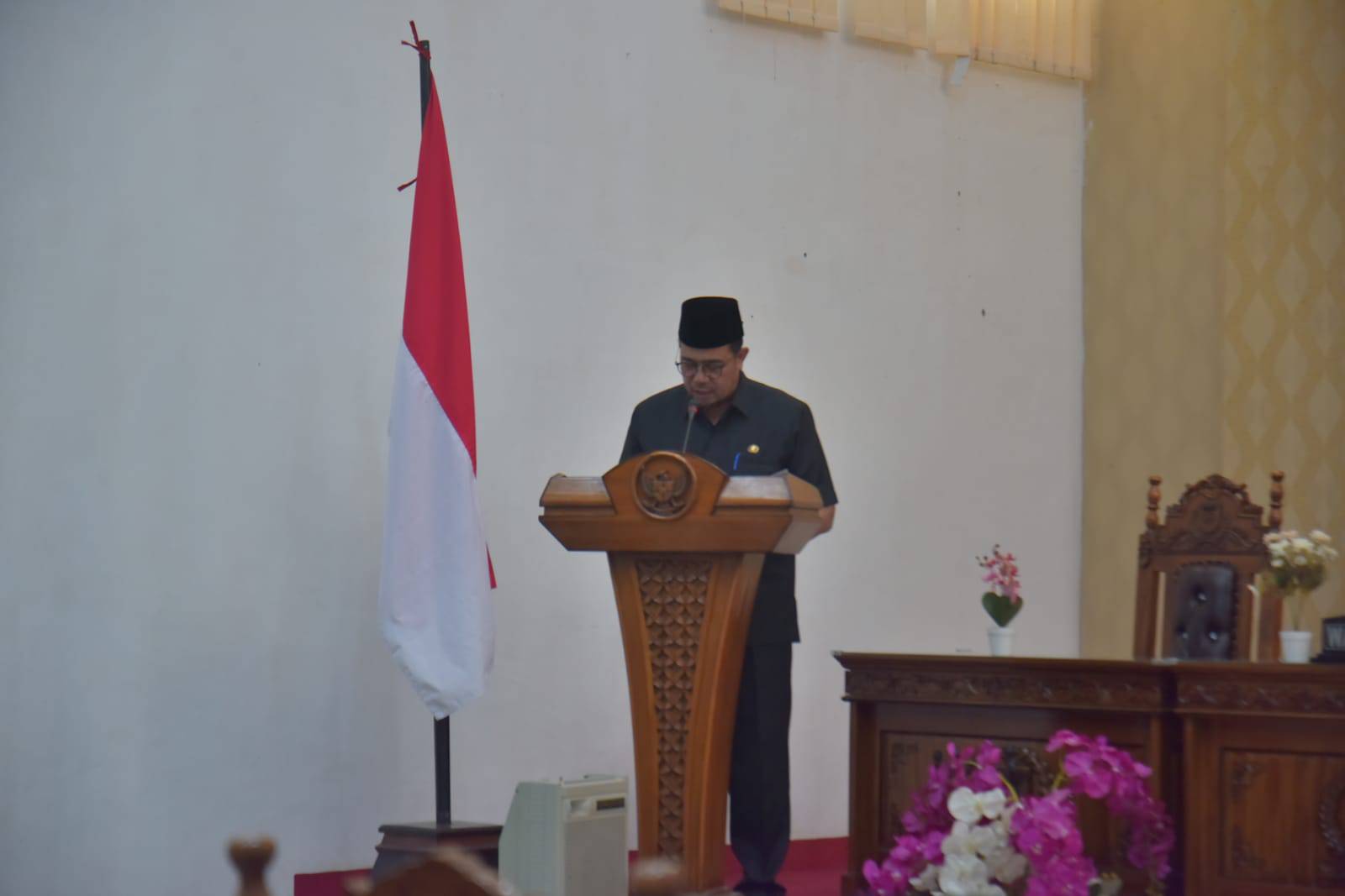 Penjabat (Pj) Wali Kota Sawahlunto Dr. Zefnihan, AP, M.Si, menyampaikan nota LKPJ Tahun 2023 dalam sidang paripurna DPRD Kota Sawahlunto