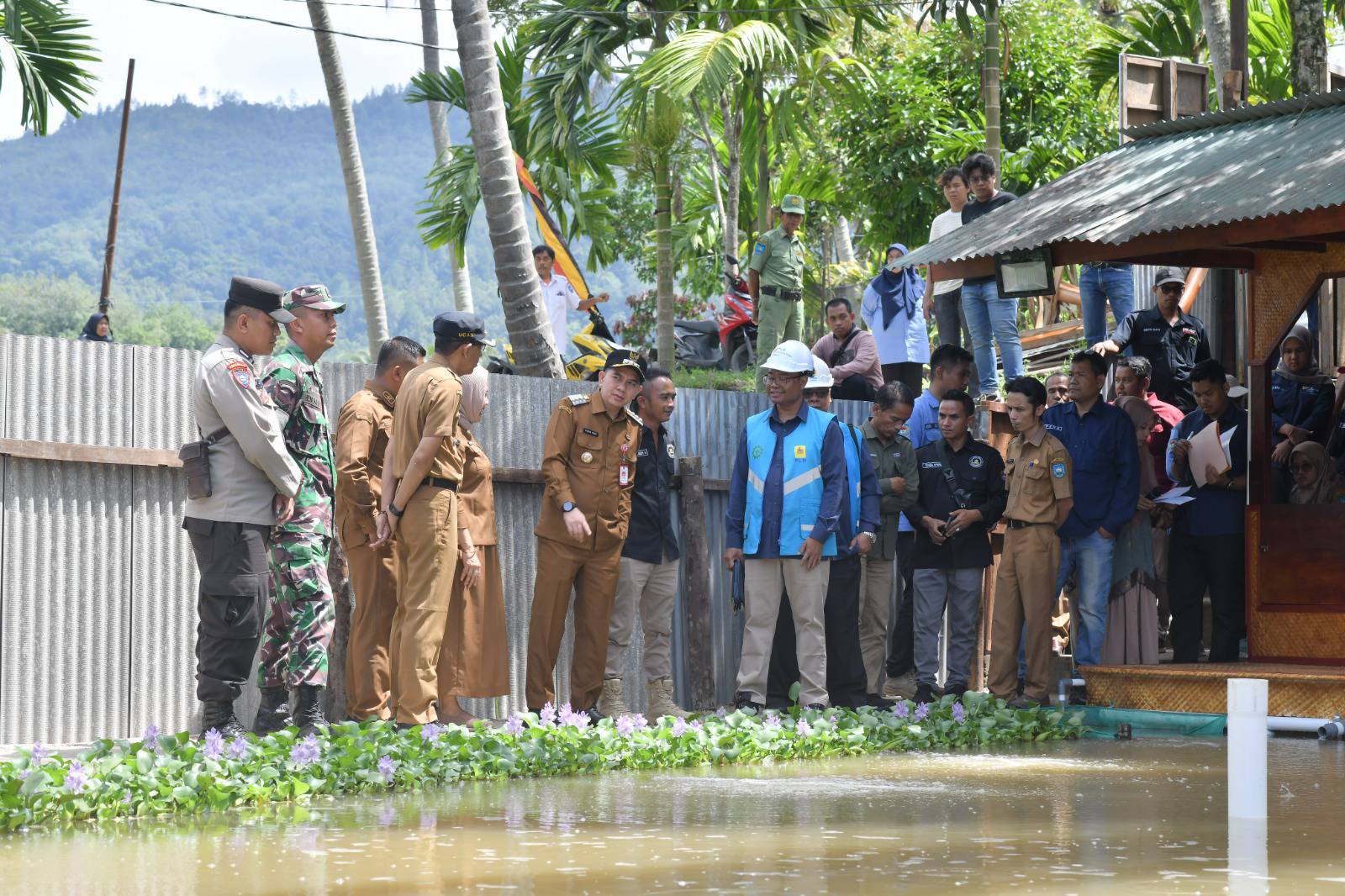 Serah terima bantuan CSR dari PLN Indonesia Power UBP Ombilin kepada Kelompok Budidaya Ikan Taruna Tani Tunas Muda Desa Sijantang Koto