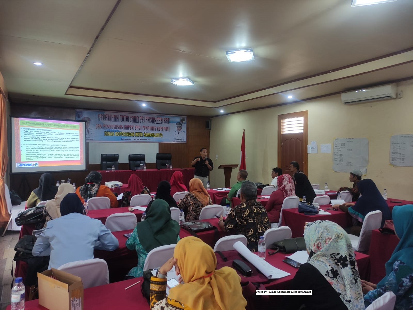 Dalam  Meningkatkan Kapasitas dan Kompetensi  SDM Koperasi Dinas Koperindag Kota Sawahlunto Melalui Bidang Koperasi dan UKM Mengadakan Pelatihan Perkoperasian .