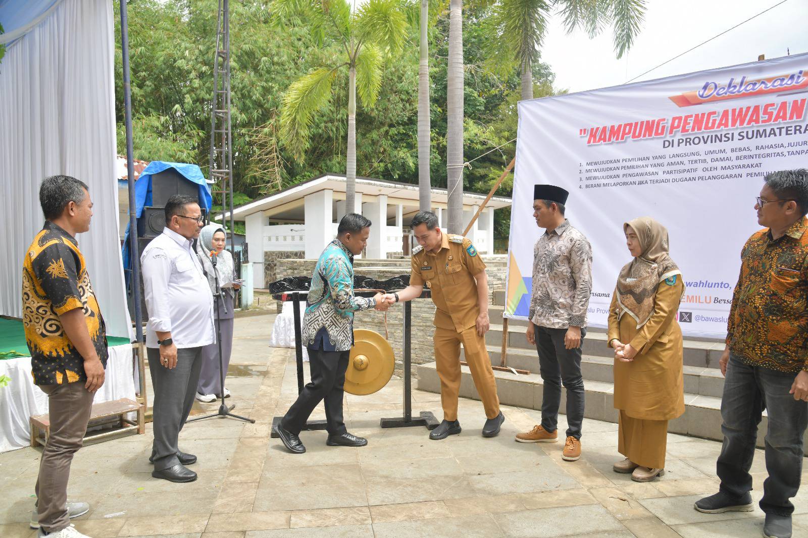 Penjabat (Pj) Wali Kota Sawahlunto Fauzan Hasan, S.STP, M.Si, ikuti deklarasi Kampung Pengawasan Pemilu Partisipatif Tingkat Kota Sawahlunto