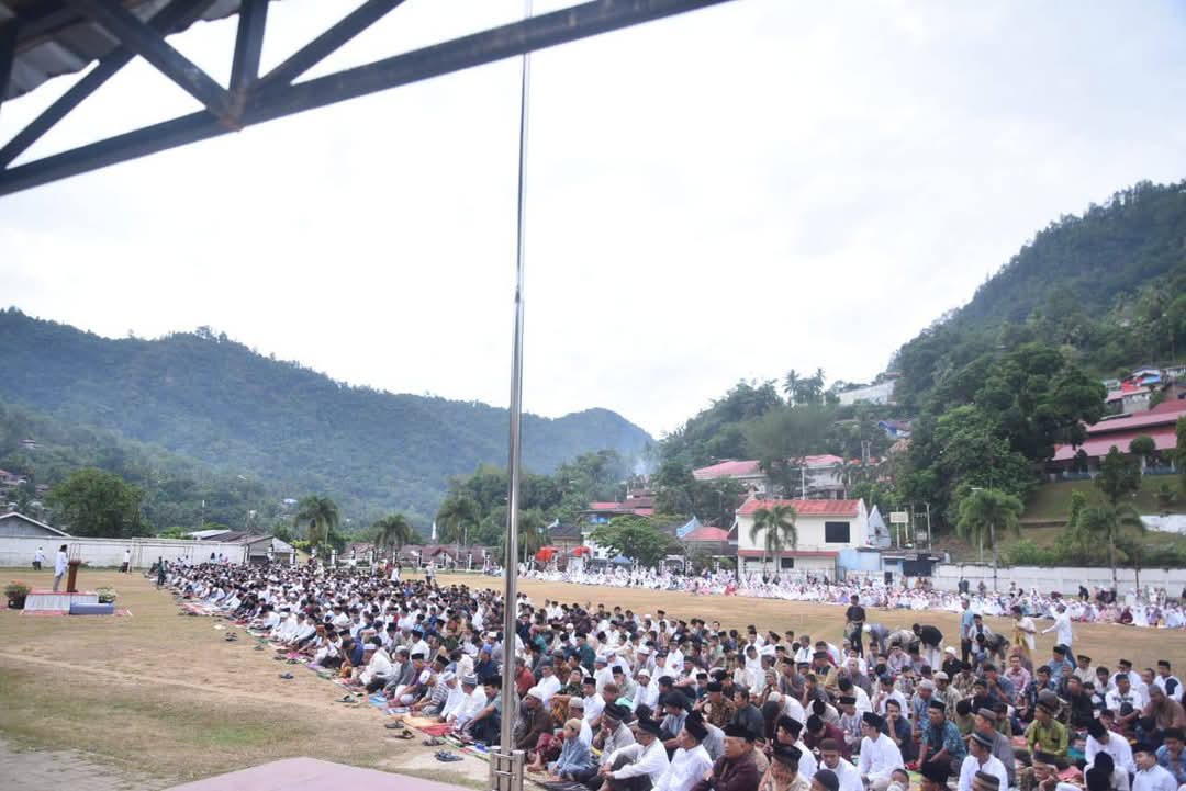 Wali Kota dan Wakil Wali Kota Sawahlunto Shalat Idul Adha Bersama Warga di Lapangan Ombilin