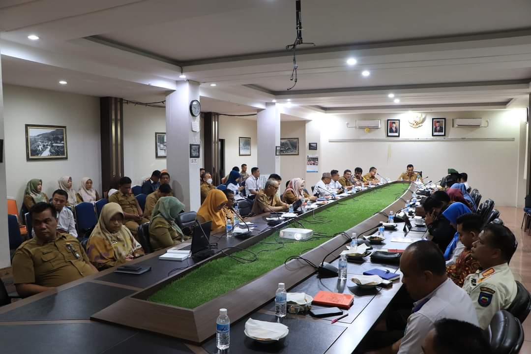 Pj Walikota Zefnihan memimpin rapat Forkopimda bahas persiapan pemilu