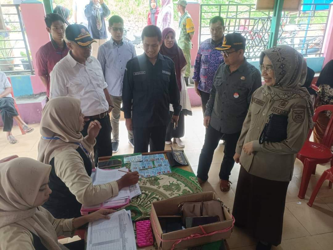 Sekda Kota Sawahlunto Dr. dr. Ambun Kadri, MKM pantau langsung pemilu tahun 2024 di Kec. Silungkang